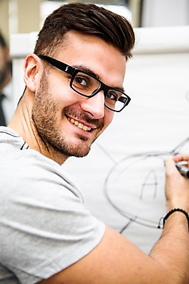 포토 JPG 서양인 외국인 남자 회사 회의 실내 한명 서기 미소 상반신 20대 성인 옆모습 비즈니스맨 발표 회의실 즐거움 성인남자한명만 국내포토 1 감정 뷰포인트 비즈니스 모션 표정 사람 인종 청년 내부 직장인 남자한명만 성인남자만 파일형식