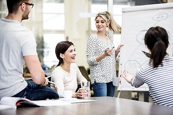 포토 JPG 서양인 외국인 여자 남자 회사 회의 협력 실내 서기 들기 앉기 여러명 상반신 20대 성인 앞모습 사무실 비즈니스맨 비즈니스우먼 동료 즐거움 국내포토 감정 뷰포인트 다수 비즈니스 관계 모션 사람 인종 청년 내부 직장인 파일형식
