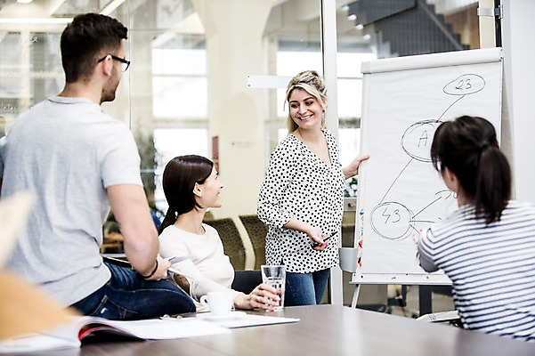 포토 JPG 서양인 외국인 여자 남자 회사 회의 협력 실내 서기 들기 앉기 여러명 상반신 20대 성인 앞모습 사무실 비즈니스맨 비즈니스우먼 동료 즐거움 국내포토 감정 뷰포인트 다수 비즈니스 관계 모션 사람 인종 청년 내부 직장인 파일형식