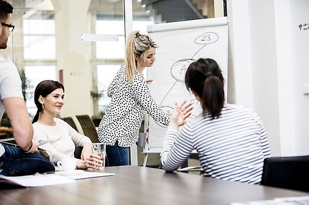 포토 JPG 서양인 외국인 여자 남자 회사 회의 협력 실내 서기 들기 앉기 여러명 상반신 20대 성인 앞모습 사무실 비즈니스맨 비즈니스우먼 동료 즐거움 리더 팀장 국내포토 감정 뷰포인트 다수 비즈니스 관계 모션 사람 인종 청년 내부 직장인 파일형식