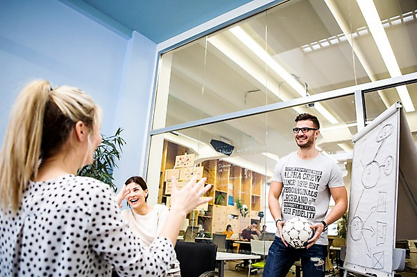 포토 JPG 서양인 외국인 여자 남자 회사 축구공 실내 서기 미소 들기 앉기 상반신 20대 성인 앞모습 뒷모습 세명 사무실 비즈니스맨 비즈니스우먼 동료 즐거움 국내포토 감정 뷰포인트 비즈니스 공 축구용품 관계 모션 표정 사람 인종 청년 내부 직장인 파일형식