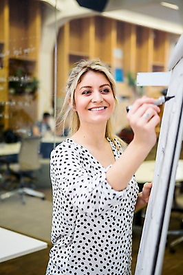 포토 JPG 서양인 외국인 여자 회의 실내 한명 서기 미소 상반신 20대 성인 옆모습 사무실 비즈니스우먼 발표 즐거움 성인여자한명만 국내포토 1 감정 뷰포인트 비즈니스 모션 표정 사람 인종 청년 내부 직장인 여자한명만 성인여자만 파일형식