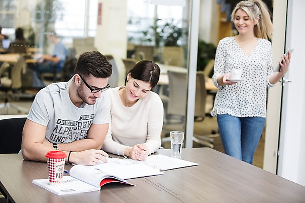 포토 JPG 서양인 외국인 여자 남자 회사 휴식 실내 대화 서기 앉기 상반신 20대 성인 앞모습 세명 사무실 비즈니스맨 비즈니스우먼 즐거움 국내포토 감정 뷰포인트 컨셉 비즈니스 모션 말하기 사람 인종 청년 내부 직장인 파일형식