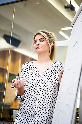 포토 JPG 서양인 외국인 여자 회의 실내 한명 서기 미소 상반신 20대 성인 앞모습 사무실 비즈니스우먼 발표 집중 성인여자한명만 국내포토 1 뷰포인트 컨셉 비즈니스 모션 표정 사람 인종 청년 내부 직장인 여자한명만 성인여자만 파일형식