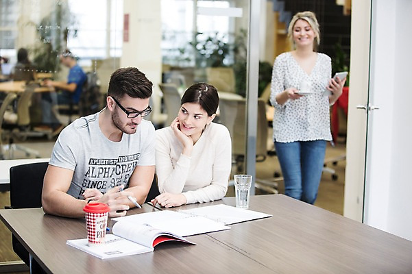 포토 JPG 서양인 외국인 여자 남자 회사 실내 대화 서기 미소 앉기 상반신 20대 성인 앞모습 세명 사무실 비즈니스맨 비즈니스우먼 즐거움 국내포토 감정 뷰포인트 비즈니스 모션 표정 말하기 사람 인종 청년 내부 직장인 파일형식