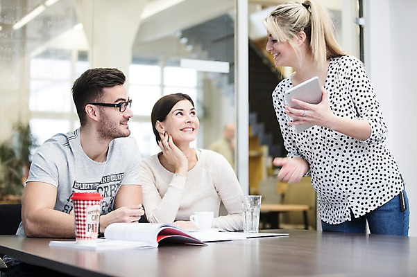 포토 JPG 서양인 외국인 여자 남자 회사 실내 대화 서기 미소 앉기 상반신 20대 성인 앞모습 세명 사무실 비즈니스맨 비즈니스우먼 즐거움 국내포토 감정 뷰포인트 비즈니스 모션 표정 말하기 사람 인종 청년 내부 직장인 파일형식