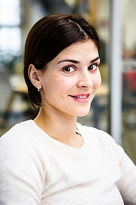 포토 JPG 서양인 외국인 여자 실내 한명 미소 상반신 20대 성인 앞모습 사무실 비즈니스우먼 즐거움 성인여자한명만 국내포토 1 감정 뷰포인트 비즈니스 표정 사람 인종 청년 내부 직장인 여자한명만 성인여자만 파일형식