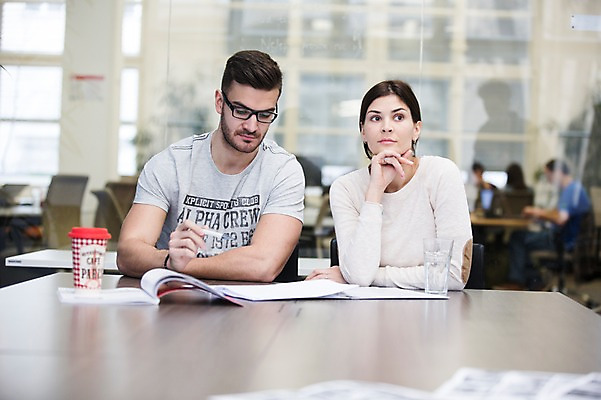 포토 JPG 서양인 외국인 여자 남자 회의 협력 실내 미소 앉기 상반신 20대 성인 두명 앞모습 사무실 비즈니스맨 비즈니스우먼 동료 국내포토 뷰포인트 비즈니스 관계 모션 표정 사람 인종 청년 내부 직장인 파일형식