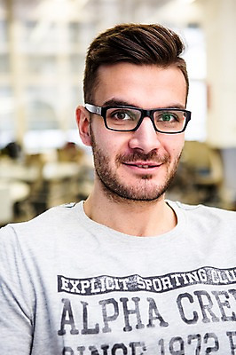 포토 JPG 서양인 외국인 남자 휴식 실내 한명 미소 앉기 상반신 20대 성인 앞모습 사무실 비즈니스맨 성인남자한명만 국내포토 1 뷰포인트 컨셉 비즈니스 모션 표정 사람 인종 청년 내부 직장인 남자한명만 성인남자만 파일형식