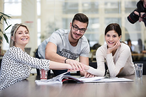 포토 JPG 서양인 외국인 여자 남자 회사 회의 협력 실내 앉기 상반신 20대 성인 앞모습 세명 사무실 비즈니스맨 비즈니스우먼 동료 손모으기 국내포토 뷰포인트 비즈니스 관계 모션 사람 인종 손짓 청년 내부 직장인 파일형식