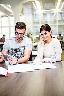 포토 JPG 서양인 외국인 여자 남자 회의 협력 실내 미소 앉기 상반신 20대 성인 두명 앞모습 사무실 비즈니스맨 비즈니스우먼 동료 국내포토 뷰포인트 비즈니스 관계 모션 표정 사람 인종 청년 내부 직장인 파일형식