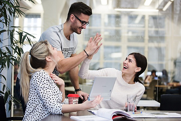 포토 JPG 서양인 외국인 여자 남자 회사 회의 협력 실내 서기 앉기 상반신 20대 성인 앞모습 옆모습 세명 사무실 비즈니스맨 비즈니스우먼 동료 즐거움 하이파이브 국내포토 감정 뷰포인트 비즈니스 관계 모션 사람 인종 손짓 청년 내부 직장인 파일형식