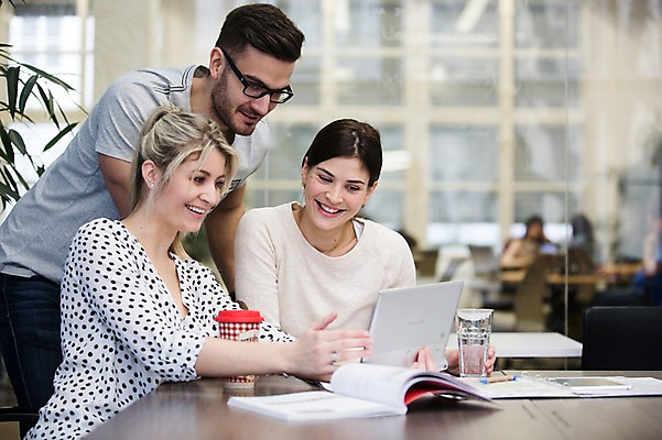 포토 JPG 서양인 외국인 여자 남자 회사 회의 협력 실내 서기 앉기 상반신 20대 성인 앞모습 옆모습 세명 사무실 비즈니스맨 비즈니스우먼 동료 즐거움 국내포토 감정 뷰포인트 비즈니스 관계 모션 사람 인종 청년 내부 직장인 파일형식