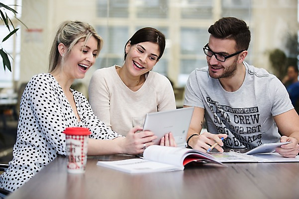 포토 JPG 서양인 외국인 여자 남자 회사 회의 협력 실내 앉기 상반신 20대 성인 앞모습 세명 사무실 비즈니스맨 비즈니스우먼 동료 즐거움 국내포토 감정 뷰포인트 비즈니스 관계 모션 사람 인종 청년 내부 직장인 파일형식