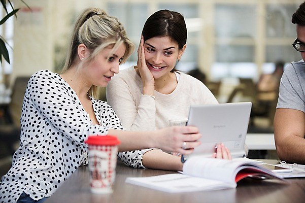 포토 JPG 서양인 외국인 여자 남자 회사 회의 협력 실내 앉기 상반신 20대 성인 앞모습 세명 사무실 비즈니스맨 비즈니스우먼 동료 즐거움 국내포토 감정 뷰포인트 비즈니스 관계 모션 사람 인종 청년 내부 직장인 파일형식