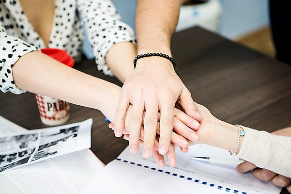 포토 JPG 서양인 외국인 여자 남자 회사 협력 실내 20대 성인 신체부위 세명 사무실 비즈니스맨 비즈니스우먼 하이파이브 손모으기 국내포토 비즈니스 사람 인종 손짓 청년 내부 직장인 파일형식