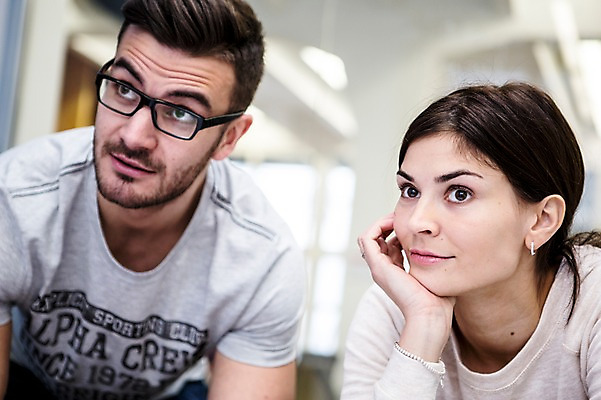 포토 JPG 서양인 외국인 여자 남자 협력 실내 서기 상반신 20대 성인 두명 앞모습 사무실 턱괴기 비즈니스맨 비즈니스우먼 국내포토 뷰포인트 비즈니스 모션 사람 인종 청년 내부 직장인 파일형식