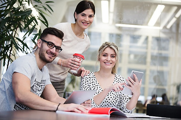 포토 JPG 서양인 외국인 여자 남자 회사 회의 협력 실내 앉기 상반신 20대 성인 앞모습 세명 사무실 비즈니스맨 비즈니스우먼 동료 즐거움 국내포토 감정 뷰포인트 비즈니스 관계 모션 사람 인종 청년 내부 직장인 파일형식