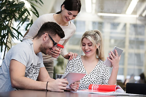 포토 JPG 서양인 외국인 여자 남자 회사 회의 협력 실내 서기 앉기 상반신 20대 성인 앞모습 세명 사무실 비즈니스맨 비즈니스우먼 동료 국내포토 뷰포인트 비즈니스 관계 모션 사람 인종 청년 내부 직장인 파일형식