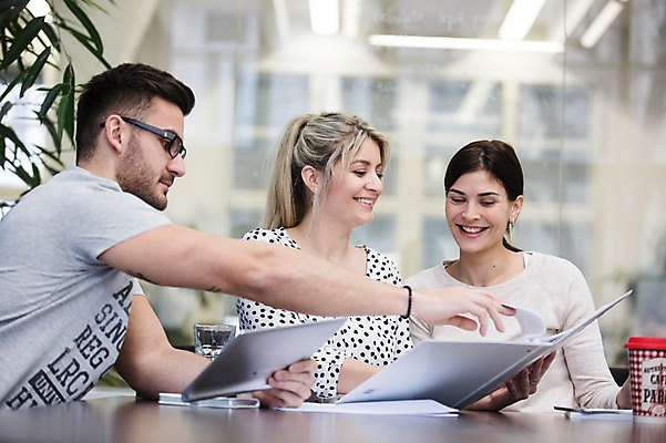 포토 JPG 서양인 외국인 여자 남자 회사 회의 협력 실내 앉기 상반신 20대 성인 앞모습 세명 사무실 비즈니스맨 비즈니스우먼 동료 즐거움 국내포토 감정 뷰포인트 비즈니스 관계 모션 사람 인종 청년 내부 직장인 파일형식