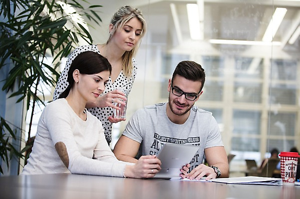 포토 JPG 서양인 외국인 여자 남자 회사 회의 협력 실내 서기 앉기 상반신 20대 성인 앞모습 세명 사무실 비즈니스맨 비즈니스우먼 동료 즐거움 국내포토 감정 뷰포인트 비즈니스 관계 모션 사람 인종 청년 내부 직장인 파일형식