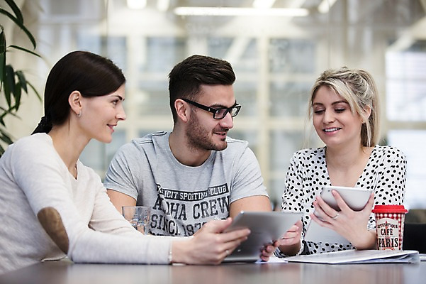 포토 JPG 서양인 외국인 여자 남자 회사 회의 협력 실내 앉기 상반신 20대 성인 앞모습 세명 사무실 비즈니스맨 비즈니스우먼 동료 즐거움 국내포토 감정 뷰포인트 비즈니스 관계 모션 사람 인종 청년 내부 직장인 파일형식