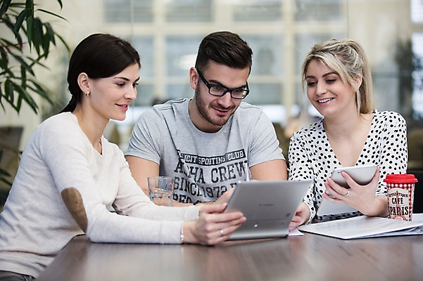 포토 JPG 서양인 외국인 여자 남자 회사 회의 협력 실내 미소 앉기 상반신 20대 성인 앞모습 세명 사무실 비즈니스맨 비즈니스우먼 동료 즐거움 국내포토 감정 뷰포인트 비즈니스 관계 모션 표정 사람 인종 청년 내부 직장인 파일형식