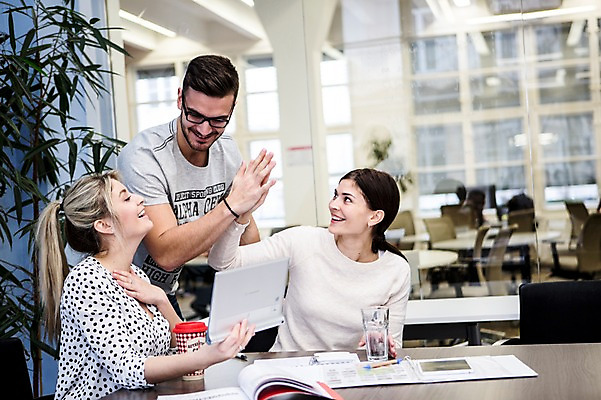 포토 JPG 서양인 외국인 여자 남자 회사 회의 협력 실내 서기 앉기 상반신 20대 성인 앞모습 세명 사무실 비즈니스맨 비즈니스우먼 동료 즐거움 하이파이브 국내포토 감정 뷰포인트 비즈니스 관계 모션 사람 인종 손짓 청년 내부 직장인 파일형식