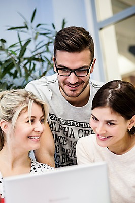 포토 JPG 서양인 외국인 여자 남자 회사 회의 협력 실내 서기 미소 앉기 상반신 20대 성인 앞모습 세명 사무실 비즈니스맨 비즈니스우먼 동료 즐거움 국내포토 감정 뷰포인트 비즈니스 관계 모션 표정 사람 인종 청년 내부 직장인 파일형식