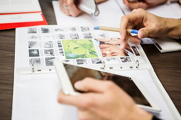 포토 JPG 서양인 외국인 손 비즈니스 회의 실내 한명 들기 20대 성인 신체부위 태블릿 사무실 집중 국내포토 1 컨셉 모션 사람 인종 청년 내부 전자제품 스마트기기 파일형식