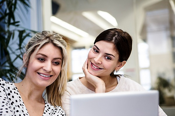 포토 JPG 서양인 외국인 여자 회의 협력 실내 앉기 상반신 20대 성인 두명 앞모습 사무실 비즈니스우먼 동료 성인여자만 국내포토 뷰포인트 비즈니스 관계 모션 사람 인종 청년 내부 직장인 여자만 성인만 파일형식