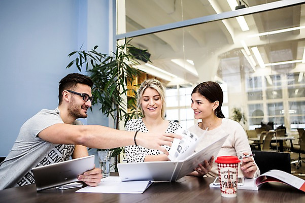 포토 JPG 서양인 외국인 여자 남자 회사 회의 협력 실내 미소 앉기 상반신 20대 성인 앞모습 세명 사무실 비즈니스맨 비즈니스우먼 동료 국내포토 뷰포인트 비즈니스 관계 모션 표정 사람 인종 청년 내부 직장인 파일형식