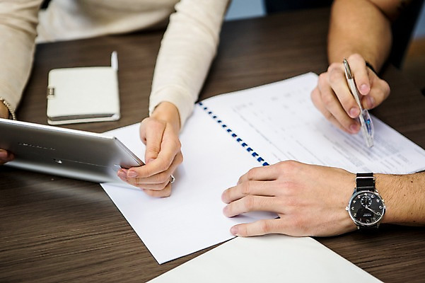 포토 JPG 서양인 외국인 손 여자 남자 비즈니스 회의 실내 20대 성인 두명 신체부위 태블릿 사무실 집중 국내포토 컨셉 사람 인종 청년 내부 전자제품 스마트기기 파일형식