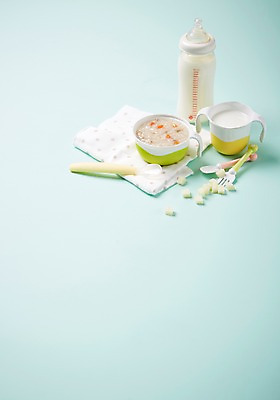 포토 JPG 스튜디오촬영 백그라운드 실내 사람없음 숟가락 아기용품 젖병 천 죽 이유식 국내포토 음식 수저 내부 직물 오브젝트 파일형식