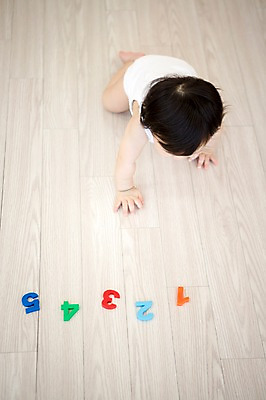 포토 JPG 스튜디오촬영 1 여자 2 놀이 실내 3 한명 숫자 아기용품 한국인 아기 4 나무바닥 5 걸음마 숫자블록 국내포토 문자 모션 바닥 사람 동양인 내부 블록 오브젝트 파일형식