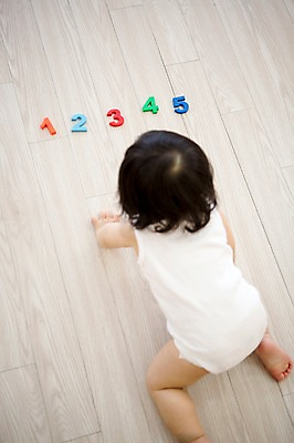 포토 JPG 스튜디오촬영 1 여자 2 놀이 실내 3 한명 숫자 아기용품 한국인 아기 4 나무바닥 5 걸음마 숫자블록 국내포토 문자 모션 바닥 사람 동양인 내부 블록 오브젝트 파일형식