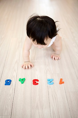 포토 JPG 스튜디오촬영 1 여자 2 놀이 실내 3 한명 숫자 아기용품 한국인 아기 4 나무바닥 5 걸음마 숫자블록 국내포토 문자 모션 바닥 사람 동양인 내부 블록 오브젝트 파일형식