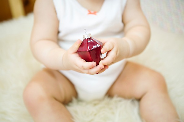 포토 JPG 스튜디오촬영 여자 놀이 실내 한명 아웃포커스 아기용품 한국인 아기 오너먼트 국내포토 1 크리스마스장식 촬영기법 사람 동양인 내부 오브젝트 파일형식