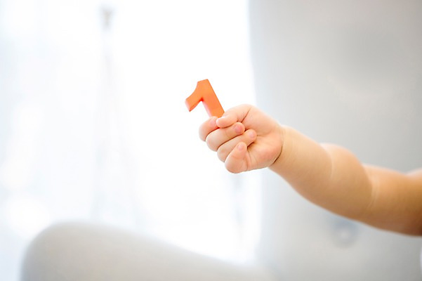 포토 JPG 스튜디오촬영 1 여자 실내 한명 신체부위 숫자 아기용품 한국인 아기 팔 숫자블록 국내포토 문자 사람 동양인 내부 블록 오브젝트 파일형식