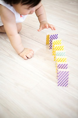 포토 JPG 스튜디오촬영 여자 놀이 실내 한명 아웃포커스 블록 아기용품 한국인 아기 도미노 나무블록 국내포토 1 촬영기법 사람 동양인 내부 목재 오브젝트 파일형식