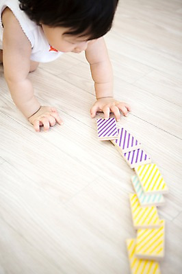 포토 JPG 스튜디오촬영 여자 놀이 실내 한명 블록 아기용품 한국인 아기 도미노 나무블록 국내포토 1 사람 동양인 내부 목재 오브젝트 파일형식