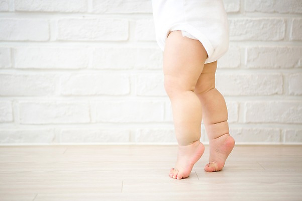 포토 JPG 스튜디오촬영 여자 실내 한명 서기 신체부위 아기용품 한국인 다리 아기 걸음마 국내포토 1 모션 사람 동양인 내부 오브젝트 파일형식