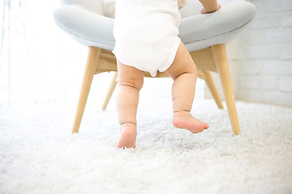 포토 JPG 스튜디오촬영 여자 의자 실내 한명 서기 신체부위 아기용품 한국인 다리 아기 걸음마 국내포토 1 가구 모션 사람 동양인 내부 오브젝트 파일형식