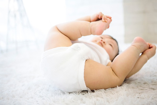 포토 JPG 스튜디오촬영 여자 실내 한명 아웃포커스 눕기 카펫 아기용품 한국인 아기 국내포토 1 모션 촬영기법 사람 동양인 내부 오브젝트 파일형식