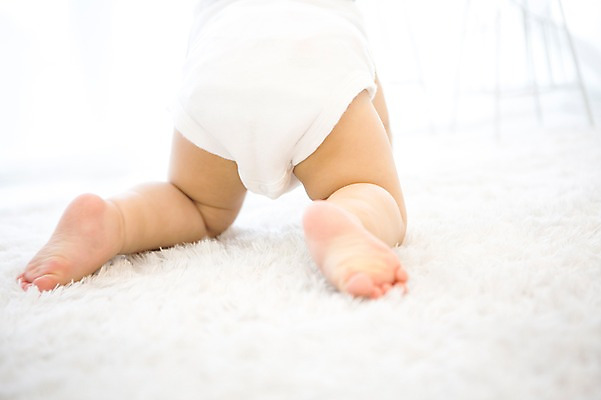 포토 JPG 스튜디오촬영 여자 실내 한명 뒷모습 신체부위 카펫 아기용품 한국인 다리 아기 기어가기 국내포토 1 뷰포인트 모션 사람 동양인 내부 오브젝트 파일형식