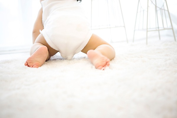 포토 JPG 스튜디오촬영 여자 실내 한명 뒷모습 신체부위 카펫 아기용품 한국인 다리 아기 기어가기 국내포토 1 뷰포인트 모션 사람 동양인 내부 오브젝트 파일형식