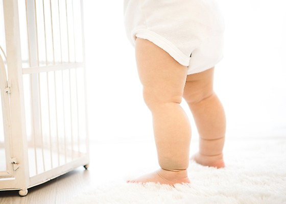 포토 JPG 스튜디오촬영 여자 실내 한명 서기 신체부위 장식 카펫 아기용품 한국인 다리 아기 국내포토 1 모션 사람 동양인 내부 오브젝트 파일형식