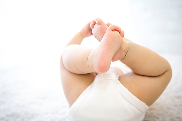 포토 JPG 스튜디오촬영 여자 실내 한명 신체부위 눕기 카펫 아기용품 한국인 다리 아기 국내포토 1 모션 사람 동양인 내부 오브젝트 파일형식