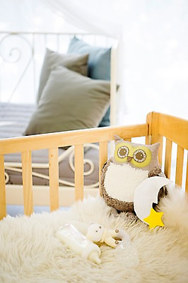 포토 JPG 스튜디오촬영 인형 쿠션 실내 사람없음 아웃포커스 아기용품 젖병 딸랑이 아기침대 국내포토 촬영기법 내부 침대 오브젝트 파일형식