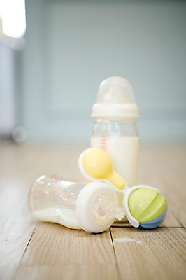 포토 JPG 스튜디오촬영 실내 사람없음 아웃포커스 아기용품 젖병 딸랑이 국내포토 촬영기법 내부 오브젝트 파일형식